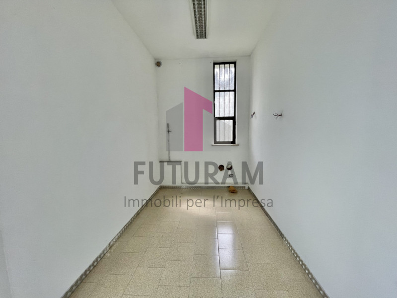 GRUMOLO DELLE ABBADESSE  - 51FIL - PER INFO  0444/310220

Si propone in AFFITTO  un negozio di 13...