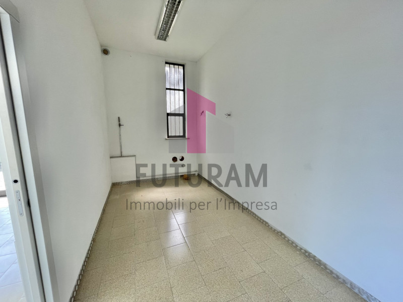 GRUMOLO DELLE ABBADESSE  - 51FIL - PER INFO  0444/310220

Si propone in AFFITTO  un negozio di 13...