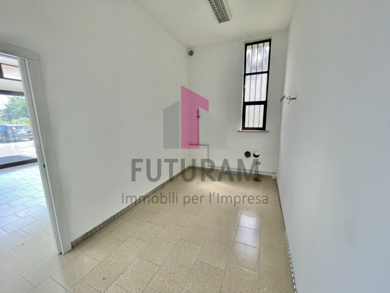 GRUMOLO DELLE ABBADESSE  - 51FIL - PER INFO  0444/310220

Si propone in AFFITTO  un negozio di 13...