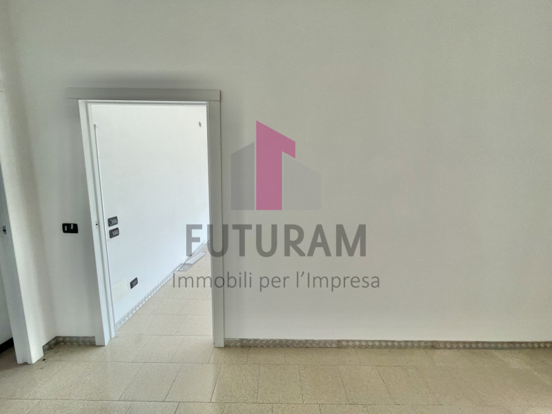 GRUMOLO DELLE ABBADESSE  - 51FIL - PER INFO  0444/310220

Si propone in AFFITTO  un negozio di 13...