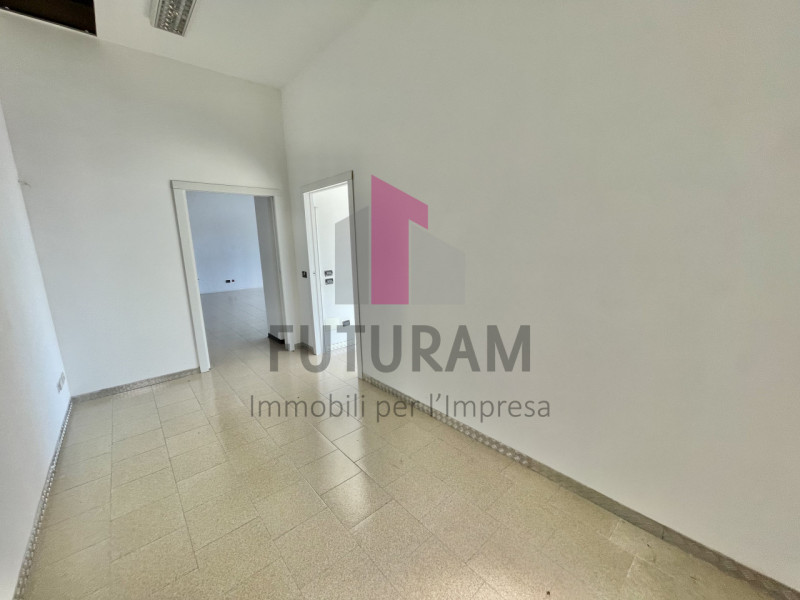 GRUMOLO DELLE ABBADESSE  - 51FIL - PER INFO  0444/310220

Si propone in AFFITTO  un negozio di 13...