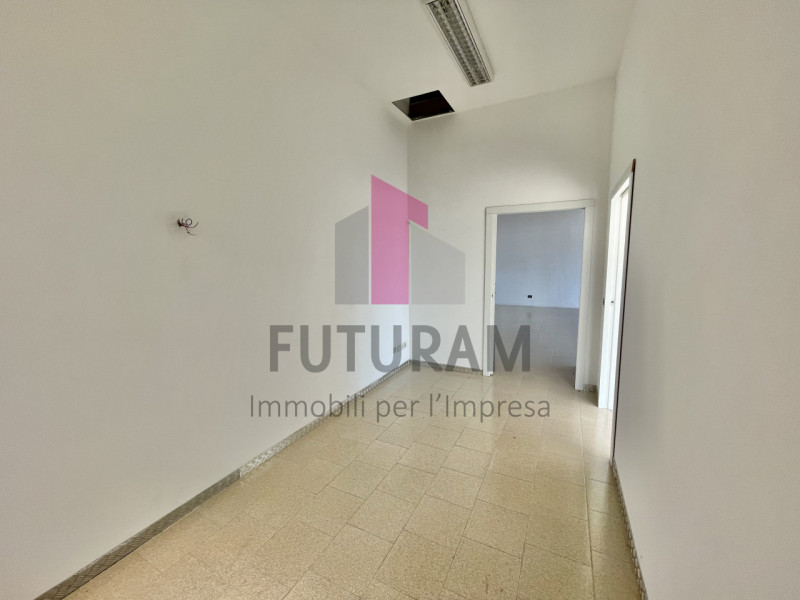 GRUMOLO DELLE ABBADESSE  - 51FIL - PER INFO  0444/310220

Si propone in AFFITTO  un negozio di 13...