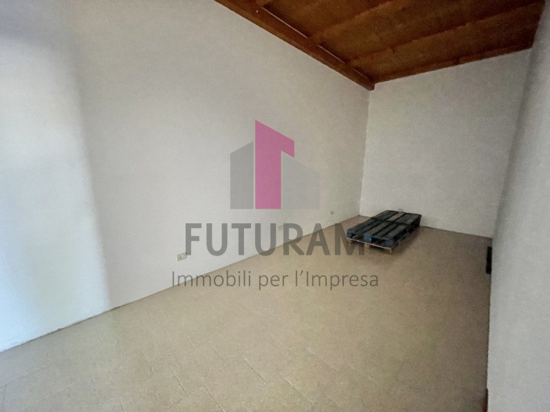 GRUMOLO DELLE ABBADESSE  - 51FIL - PER INFO  0444/310220

Si propone in AFFITTO  un negozio di 13...
