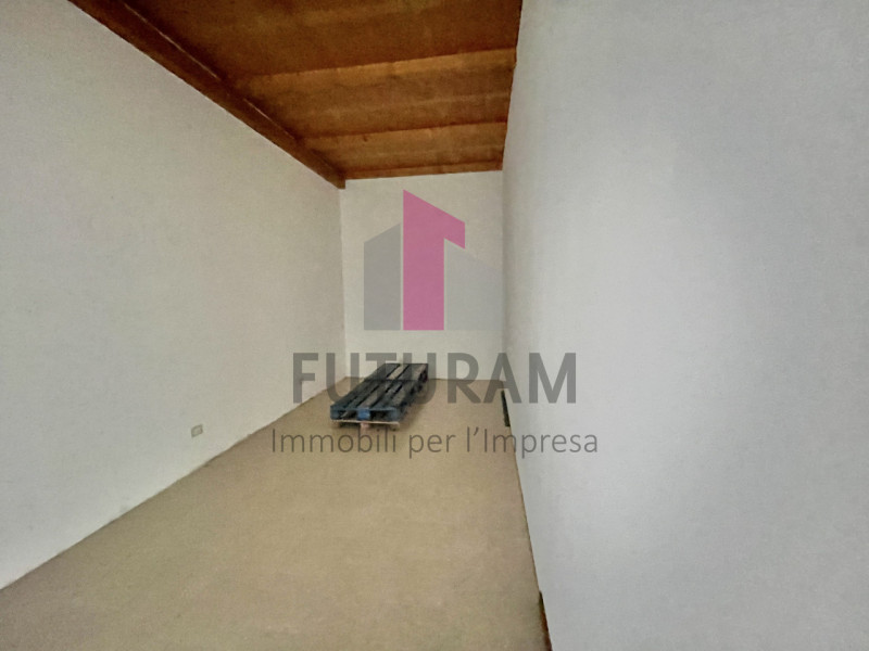GRUMOLO DELLE ABBADESSE  - 51FIL - PER INFO  0444/310220

Si propone in AFFITTO  un negozio di 13...