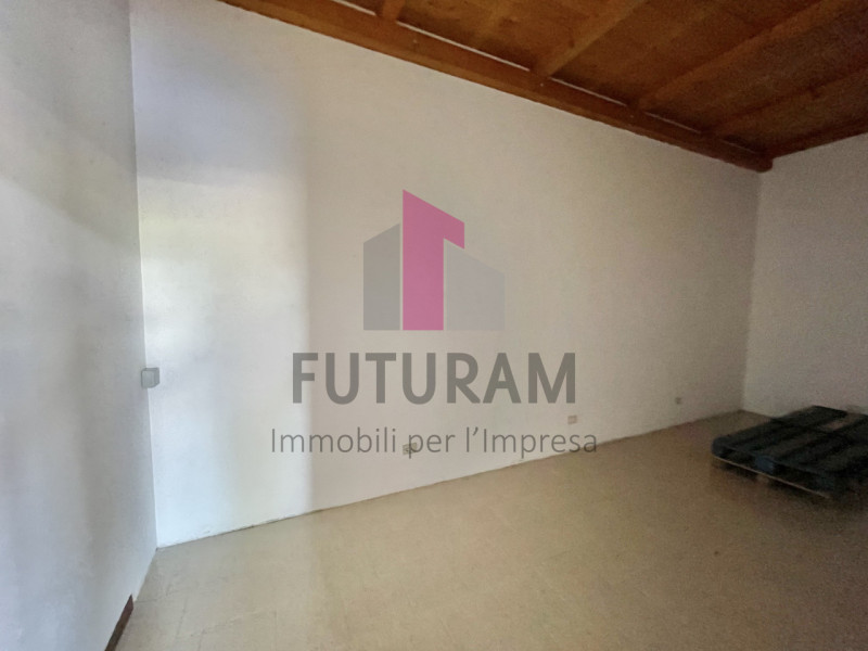 GRUMOLO DELLE ABBADESSE  - 51FIL - PER INFO  0444/310220

Si propone in AFFITTO  un negozio di 13...