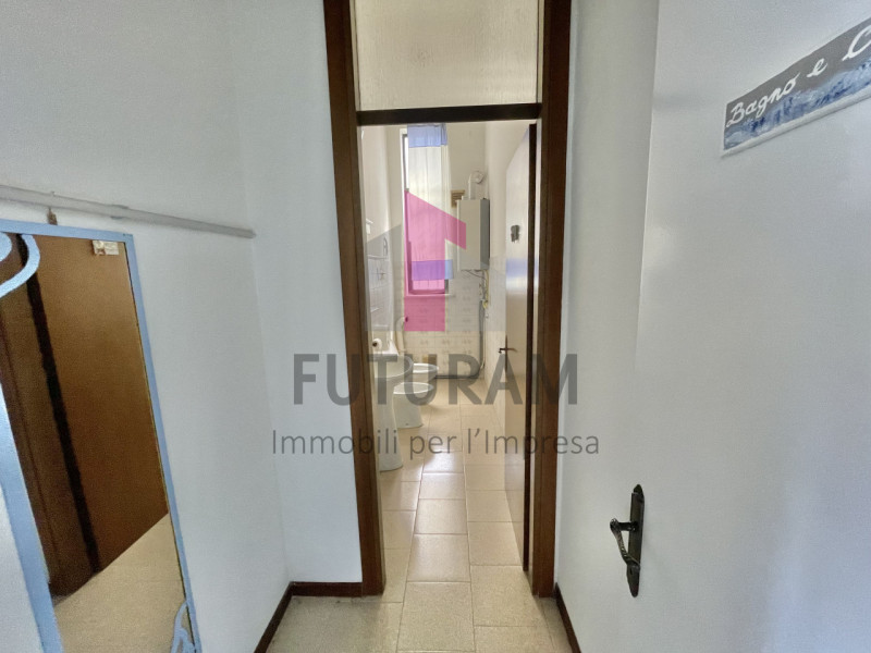 GRUMOLO DELLE ABBADESSE  - 51FIL - PER INFO  0444/310220

Si propone in AFFITTO  un negozio di 13...