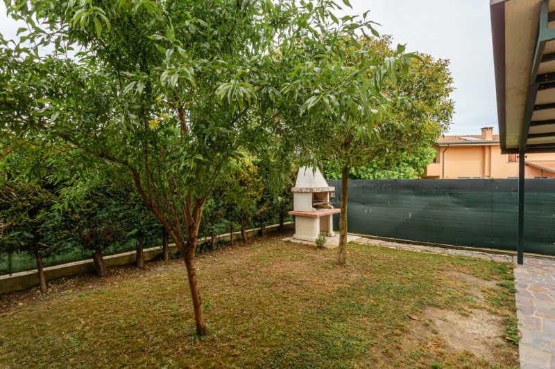 In una delle zone più tranquille e ricercate di Terrassa Padovana, proponiamo in vendita un'elega...
