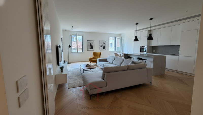 Sara Immobiliare propone in vendita un raffinato appartamento di 173 mq situato nel centro storic...