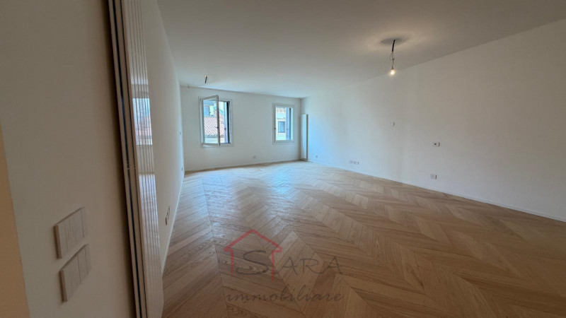 Sara Immobiliare propone in vendita un raffinato appartamento di 173 mq situato nel centro storic...