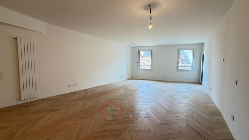 Sara Immobiliare propone in vendita un raffinato appartamento di 173 mq situato nel centro storic...