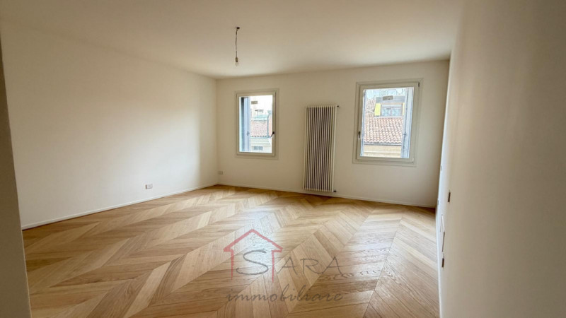 Sara Immobiliare propone in vendita un raffinato appartamento di 173 mq situato nel centro storic...