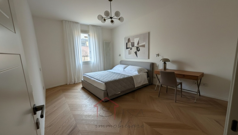 Sara Immobiliare propone in vendita un raffinato appartamento di 173 mq situato nel centro storic...