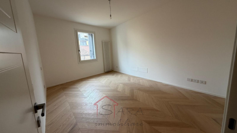 Sara Immobiliare propone in vendita un raffinato appartamento di 173 mq situato nel centro storic...