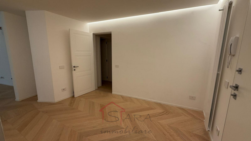Sara Immobiliare propone in vendita un raffinato appartamento di 173 mq situato nel centro storic...