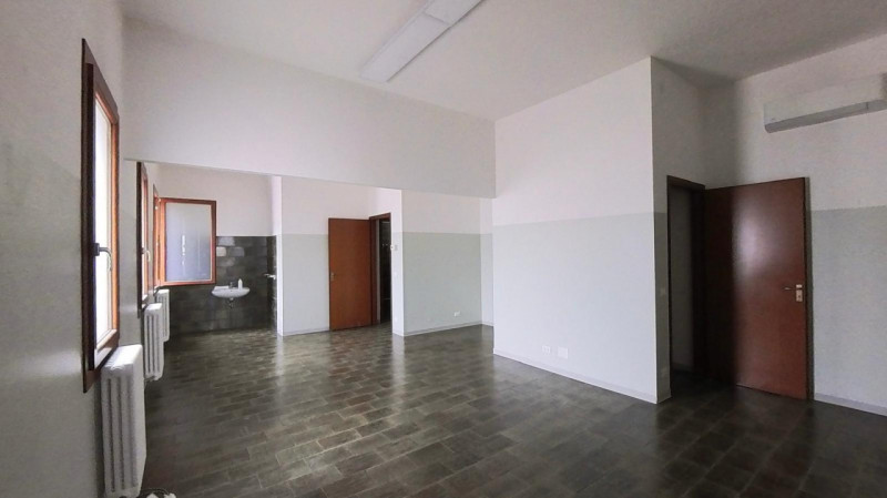 Scopri un'opportunità unica nel cuore di Monselice! Ufficio spazioso, con una superficie di 117 m...