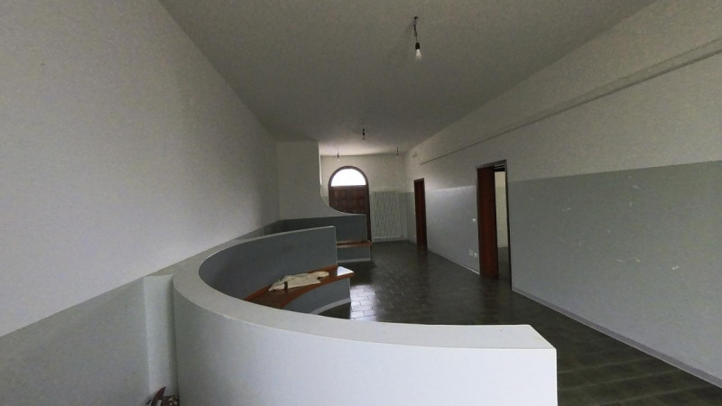 Scopri un'opportunità unica nel cuore di Monselice! Ufficio spazioso, con una superficie di 117 m...