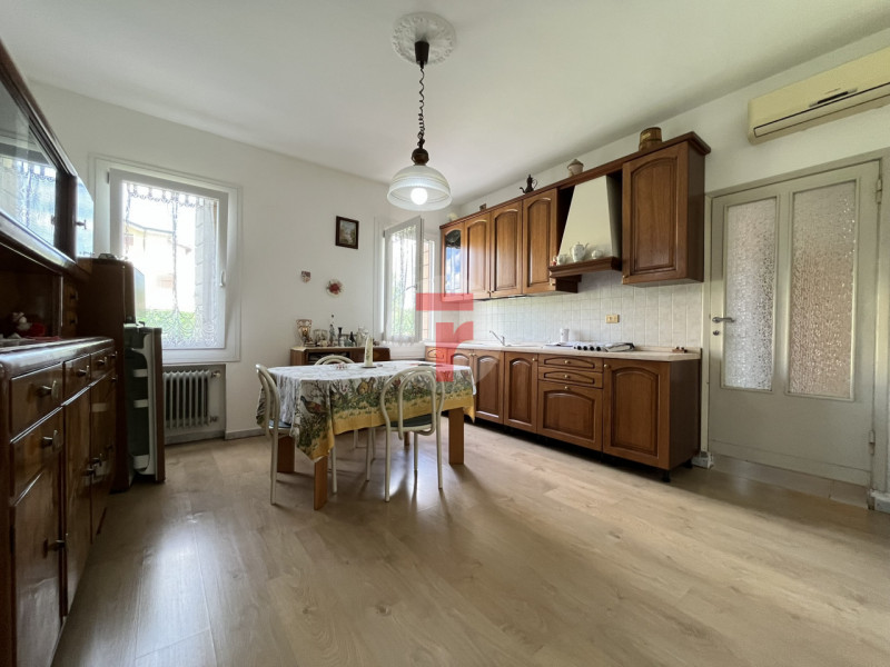 In zona Due palazzi, a Padova, viene proposta in vendita porzione di bifamiliare in verticale sit...