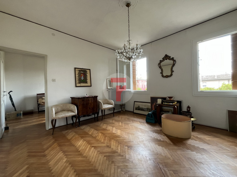 In zona Due palazzi, a Padova, viene proposta in vendita porzione di bifamiliare in verticale sit...