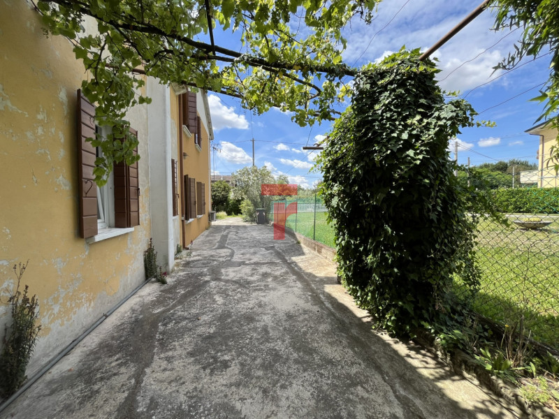 In zona Due palazzi, a Padova, viene proposta in vendita porzione di bifamiliare in verticale sit...
