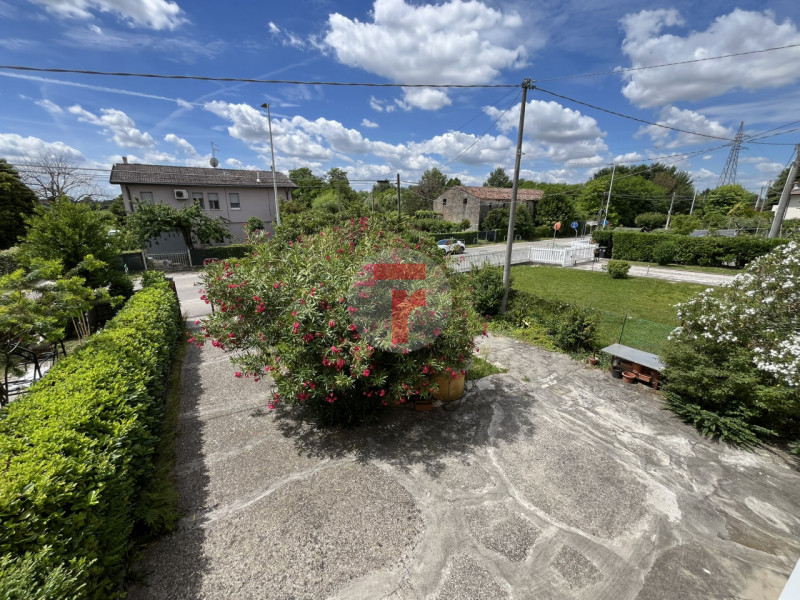 In zona Due palazzi, a Padova, viene proposta in vendita porzione di bifamiliare in verticale sit...