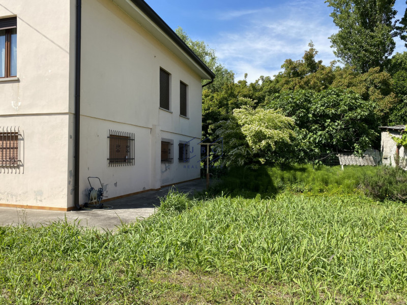 ODERZO - Treviso

Casa singola degli anni ’60 da ristrutturare. Situata in un contesto tranquillo...