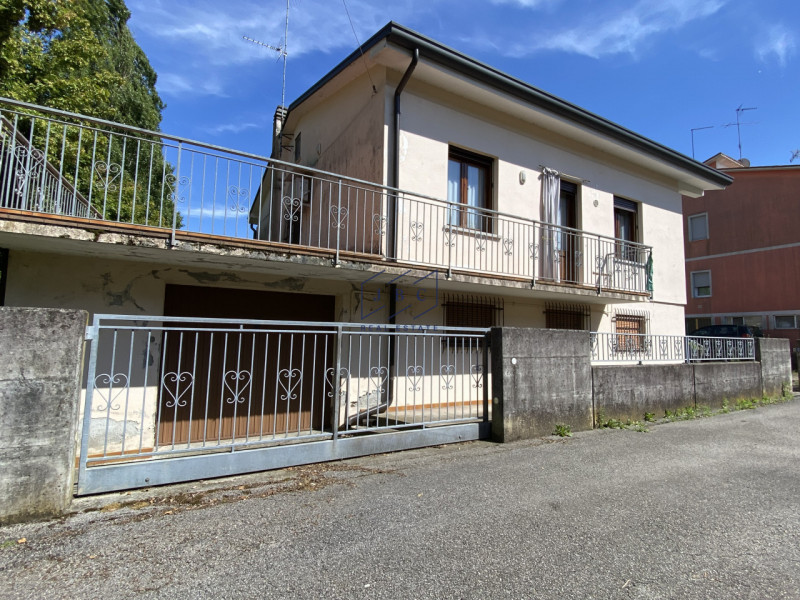 ODERZO - Treviso

Casa singola degli anni ’60 da ristrutturare. Situata in un contesto tranquillo...