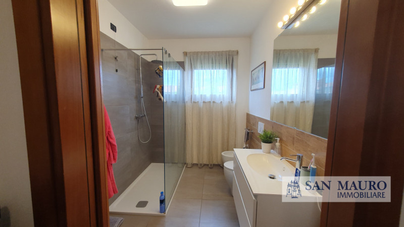 THIENE - Zona prossima al Centro: appartamento bicamere con due terrazzi, posto al secondo ed ult...