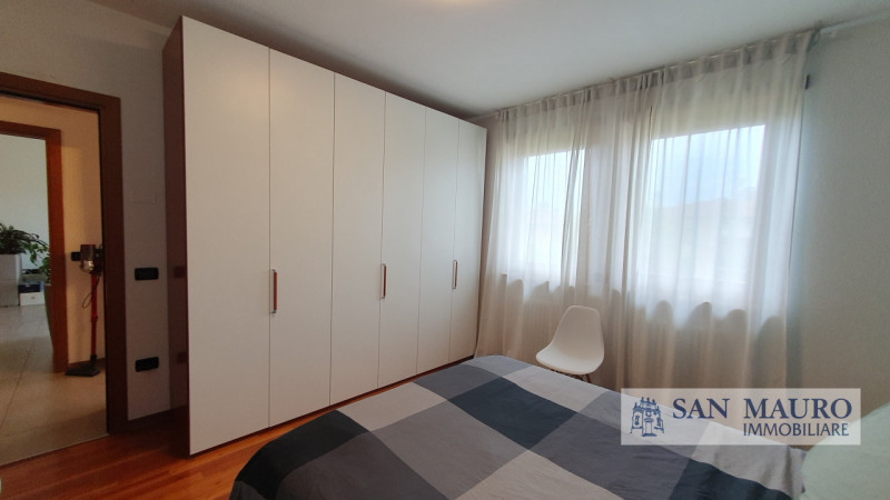 THIENE - Zona prossima al Centro: appartamento bicamere con due terrazzi, posto al secondo ed ult...