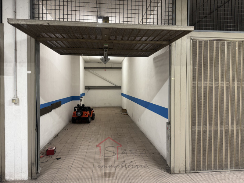 Sara Immobiliare propone in vendita ampio garage doppio in lunghezza nel cuore di Padova, una sol...
