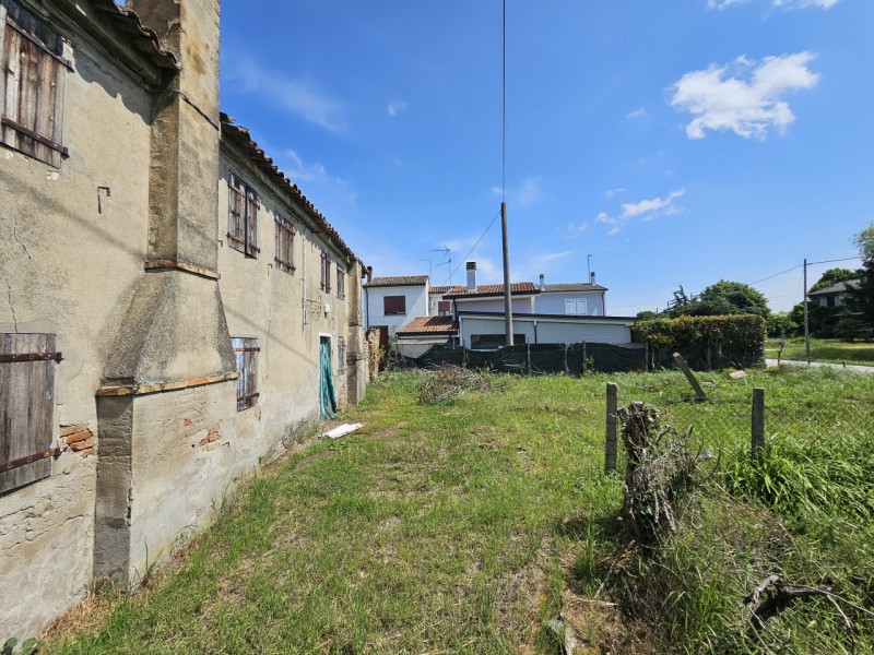 Proponiamo in vendita un rustico (rudere) da riattare con terreno agricolo, situato a Borgo Venet...