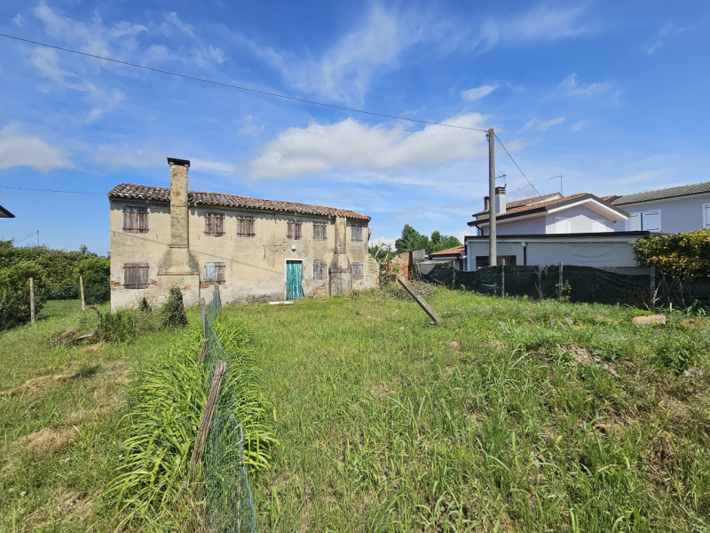 Proponiamo in vendita un rustico (rudere) da riattare con terreno agricolo, situato a Borgo Venet...