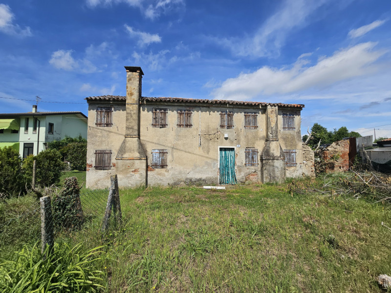 Proponiamo in vendita un rustico (rudere) da riattare con terreno agricolo, situato a Borgo Venet...