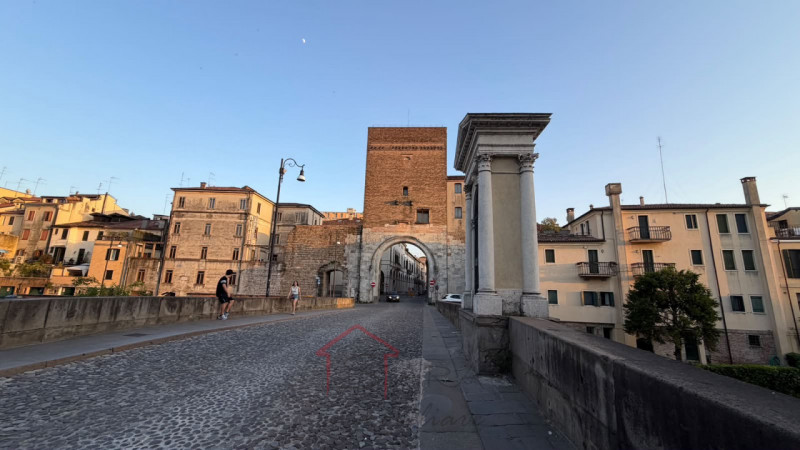 Sara Immobiliare propone in vendita comodo garage di 17 mq situato nel cuore di Padova, in posizi...