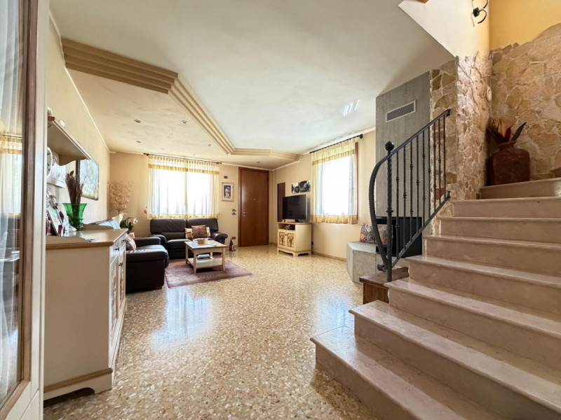 Ad OSPEDALETTO, dalla parte del Comune di Vicenza, nelle vicinanze del capolinea autobus n.05, in...