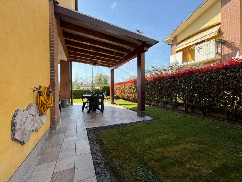 Ad OSPEDALETTO, dalla parte del Comune di Vicenza, nelle vicinanze del capolinea autobus n.05, in...