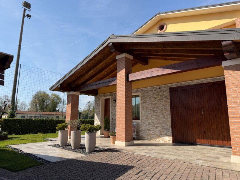 Ad OSPEDALETTO, dalla parte del Comune di Vicenza, nelle vicinanze del capolinea autobus n.05, in...