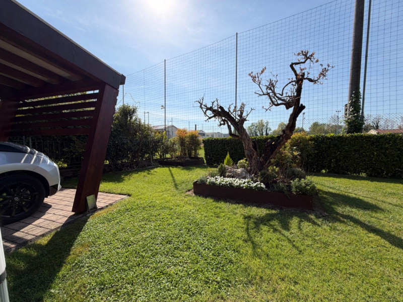 Ad OSPEDALETTO, dalla parte del Comune di Vicenza, nelle vicinanze del capolinea autobus n.05, in...