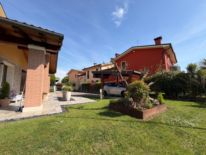 Ad OSPEDALETTO, dalla parte del Comune di Vicenza, nelle vicinanze del capolinea autobus n.05, in...