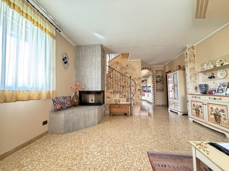 Ad OSPEDALETTO, dalla parte del Comune di Vicenza, nelle vicinanze del capolinea autobus n.05, in...