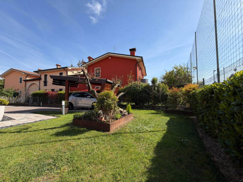 Ad OSPEDALETTO, dalla parte del Comune di Vicenza, nelle vicinanze del capolinea autobus n.05, in...