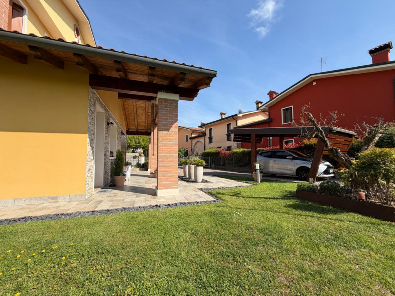 Ad OSPEDALETTO, dalla parte del Comune di Vicenza, nelle vicinanze del capolinea autobus n.05, in...