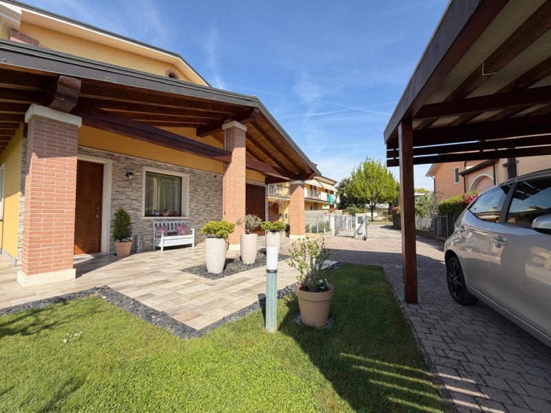 Ad OSPEDALETTO, dalla parte del Comune di Vicenza, nelle vicinanze del capolinea autobus n.05, in...