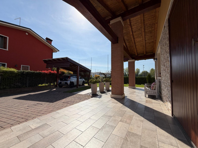 Ad OSPEDALETTO, dalla parte del Comune di Vicenza, nelle vicinanze del capolinea autobus n.05, in...