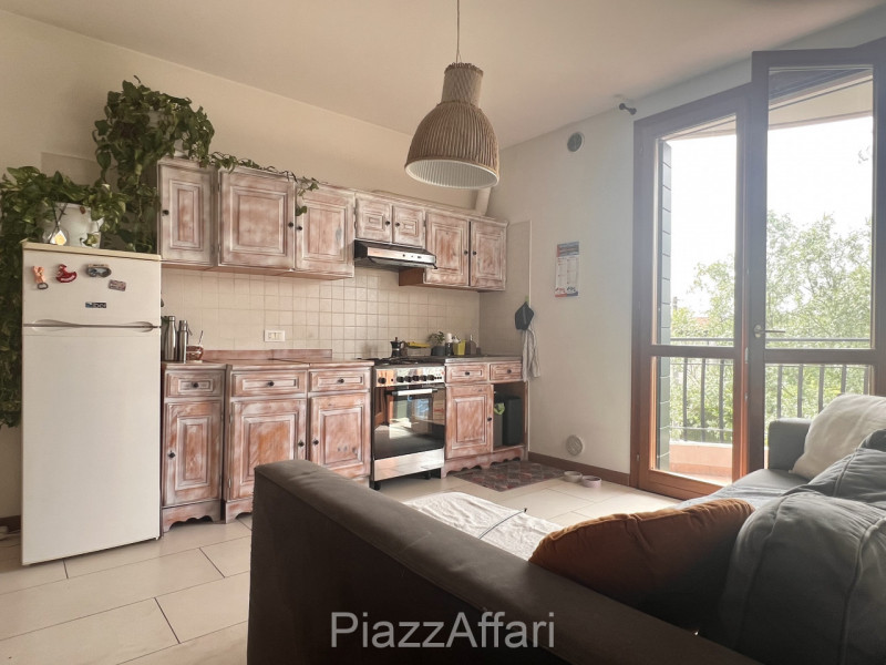In recente contesto (Via Tiepolo, dietro Comune), mini appartamento di 55 mq con garage e cantina...