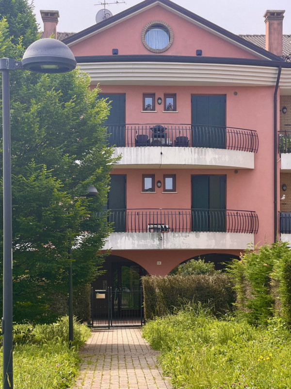In recente contesto (Via Tiepolo, dietro Comune), mini appartamento di 55 mq con garage e cantina...