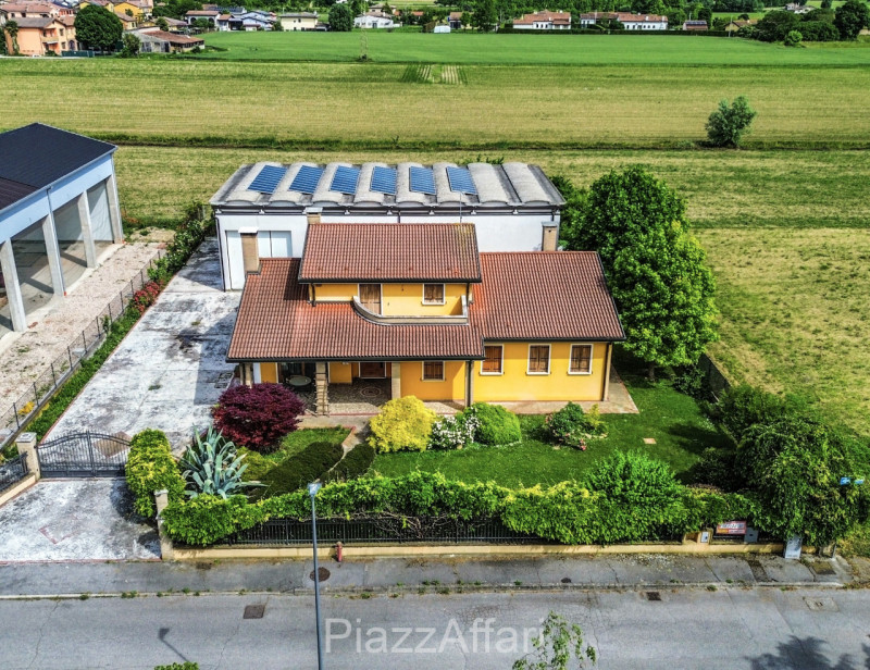 Campagnola di Brugine, si propone recente villa singola con retrostante capannone di 210 mq + sco...