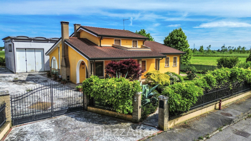 Campagnola di Brugine, si propone recente villa singola con retrostante capannone di 210 mq + sco...