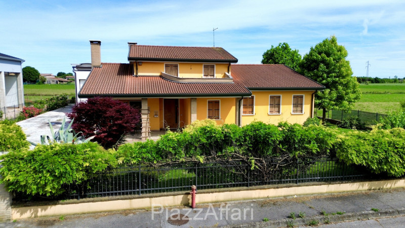 Campagnola di Brugine, si propone recente villa singola con retrostante capannone di 210 mq + sco...