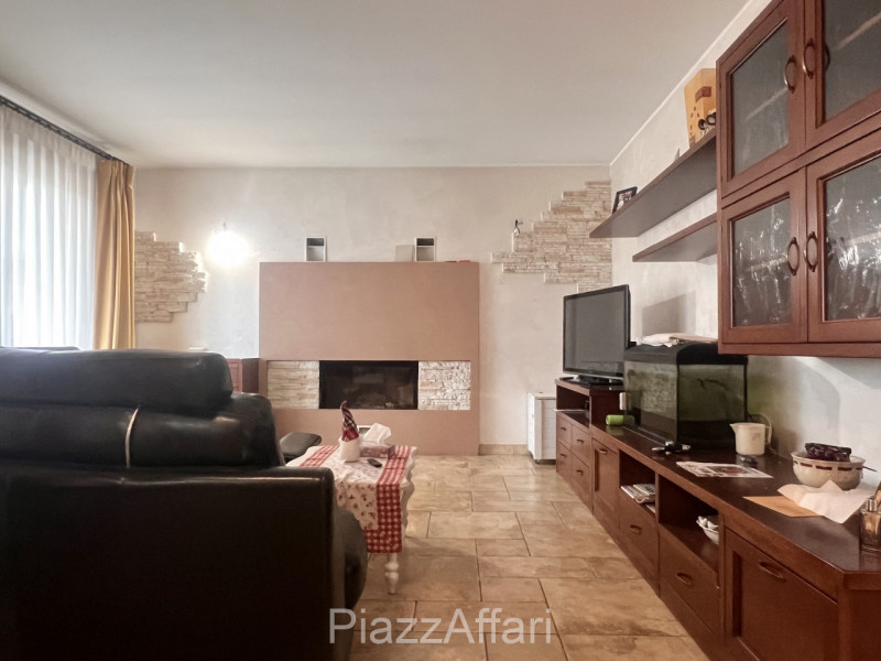 Campagnola di Brugine, si propone recente villa singola con retrostante capannone di 210 mq + sco...