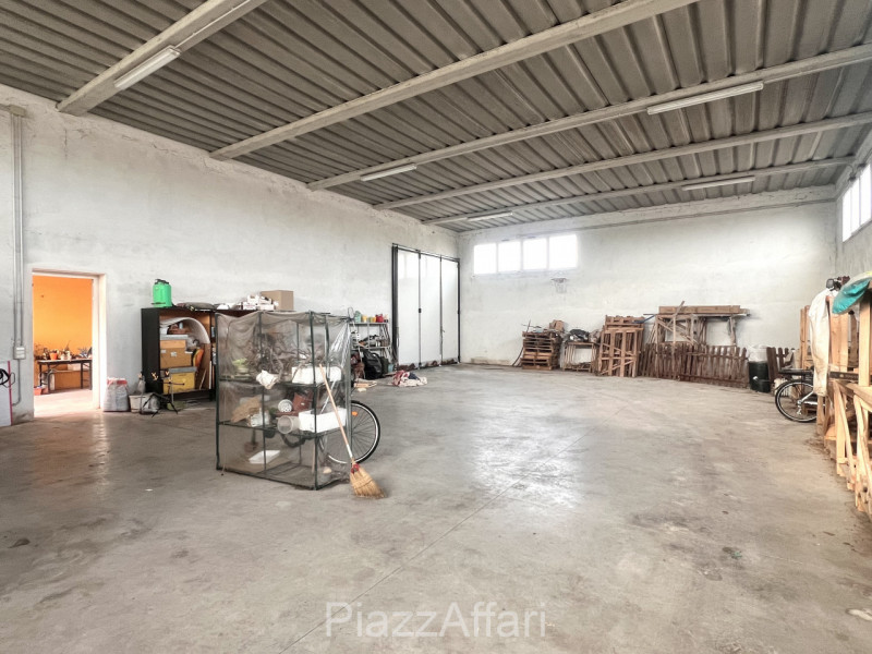 Campagnola di Brugine, si propone recente villa singola con retrostante capannone di 210 mq + sco...